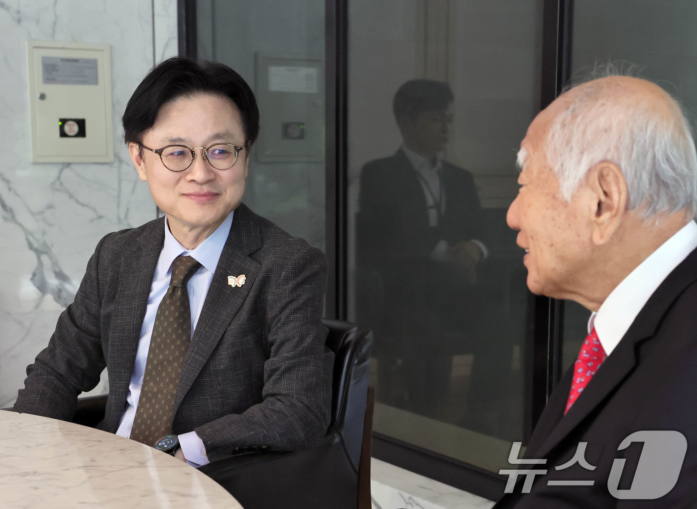 (서울=뉴스1) = 김정관 산업통상자원부 장관이 2일 서울 종로구 포시즌스 호텔에서 신동식 한국해사기술 회장과 면담을 갖고 있다. (산업통상자원부 제공. 재판매 및 DB 금지) 2 …