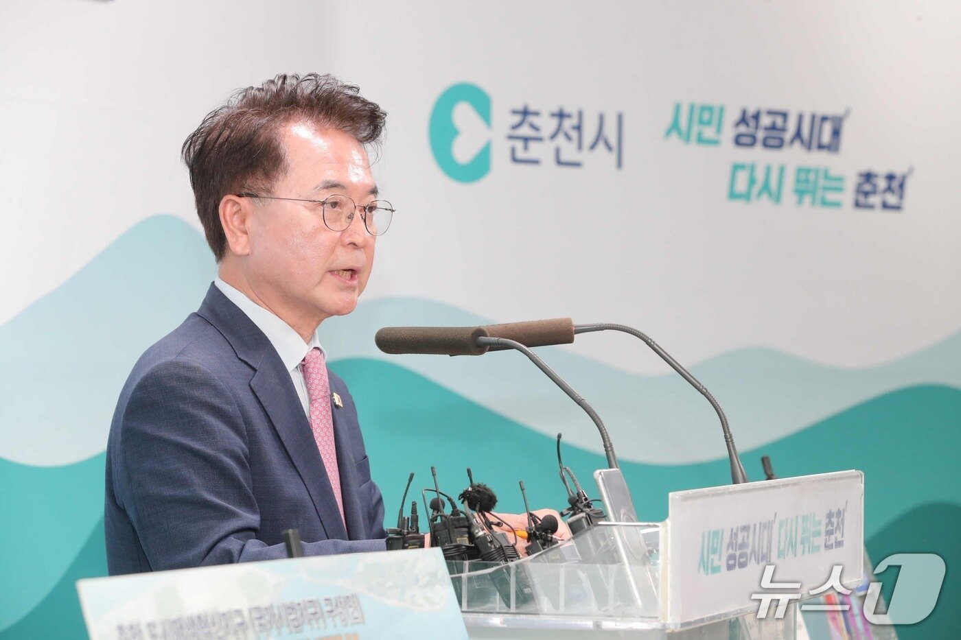 본문 이미지 - 언론 브리핑 하는 육동한 춘천시장.&#40;춘천시 제공, 재판매 및 DB금지&#41;