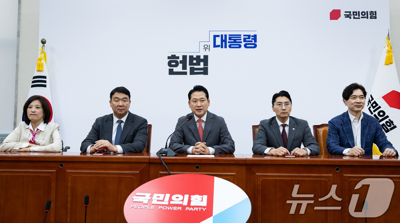 (서울=뉴스1) 유승관 기자 = 장동혁 국민의힘 대표가 2일 서울 여의도 국회에서 현안 관련 기자간담회를 하고 있다. 2025.10.2/뉴스1