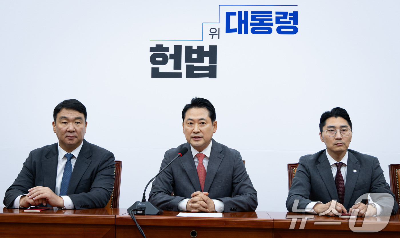 (서울=뉴스1) 유승관 기자 = 장동혁 국민의힘 대표가 2일 서울 여의도 국회에서 현안 관련 기자간담회를 하고 있다. 2025.10.2/뉴스1