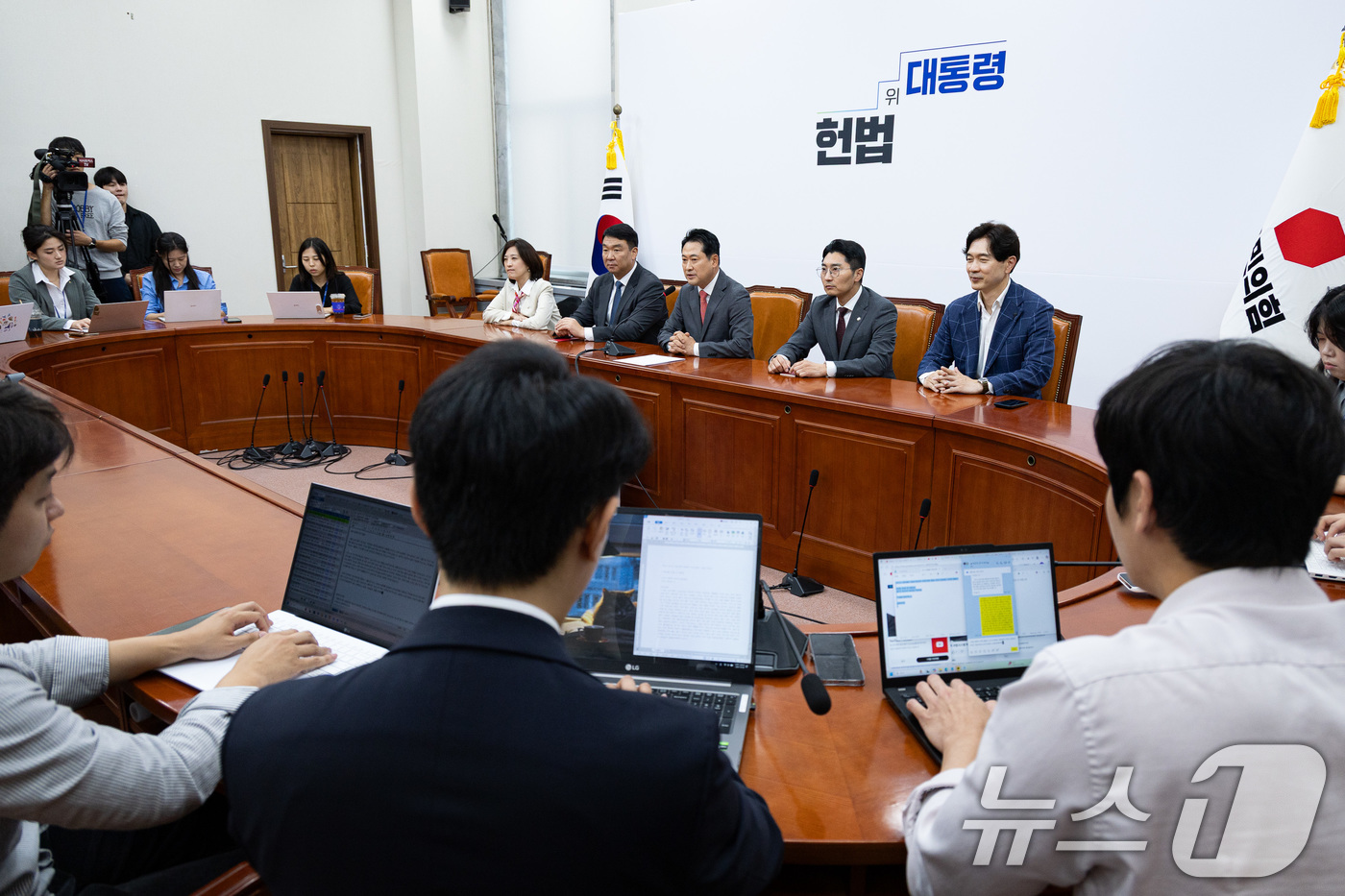 (서울=뉴스1) 유승관 기자 = 장동혁 국민의힘 대표가 2일 서울 여의도 국회에서 현안 관련 기자간담회를 하고 있다. 2025.10.2/뉴스1