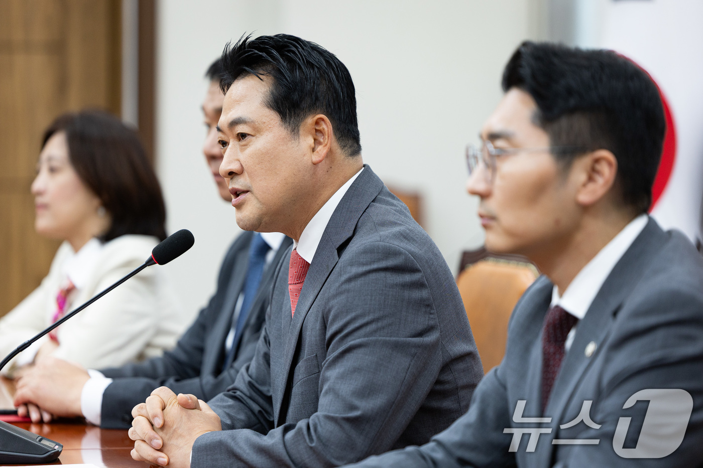 (서울=뉴스1) 유승관 기자 = 장동혁 국민의힘 대표가 2일 서울 여의도 국회에서 현안 관련 기자간담회를 하고 있다. 2025.10.2/뉴스1