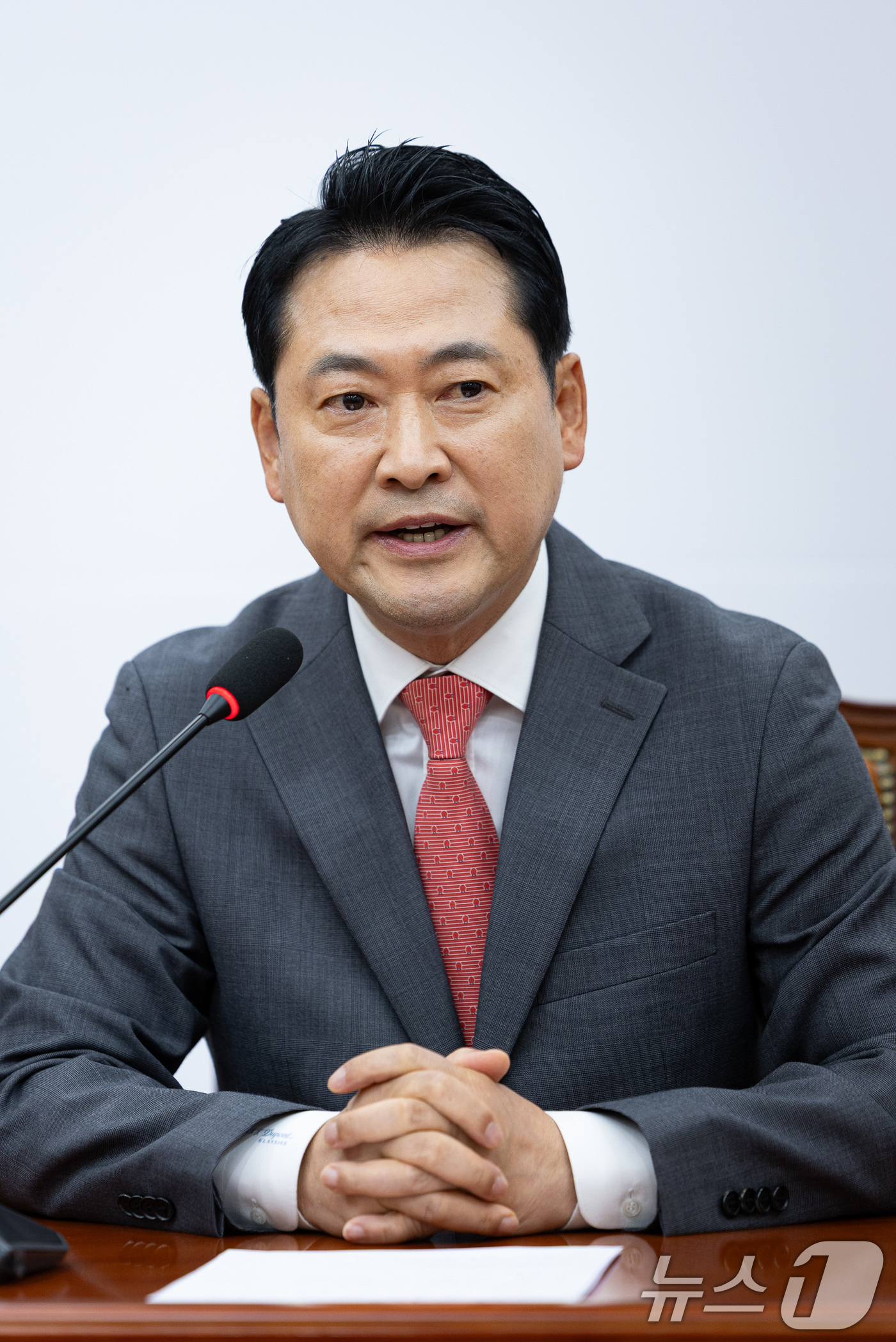 (서울=뉴스1) 유승관 기자 = 장동혁 국민의힘 대표가 2일 서울 여의도 국회에서 현안 관련 기자간담회를 하고 있다. 2025.10.2/뉴스1