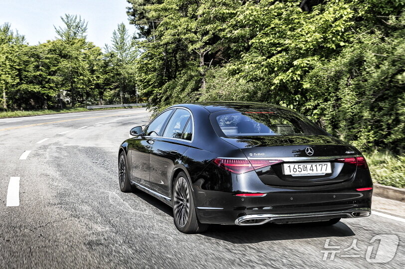 본문 이미지 -  메르세데스-벤츠의 플래그십 세단 S-클래스.&#40;벤츠 제공&#41; 
