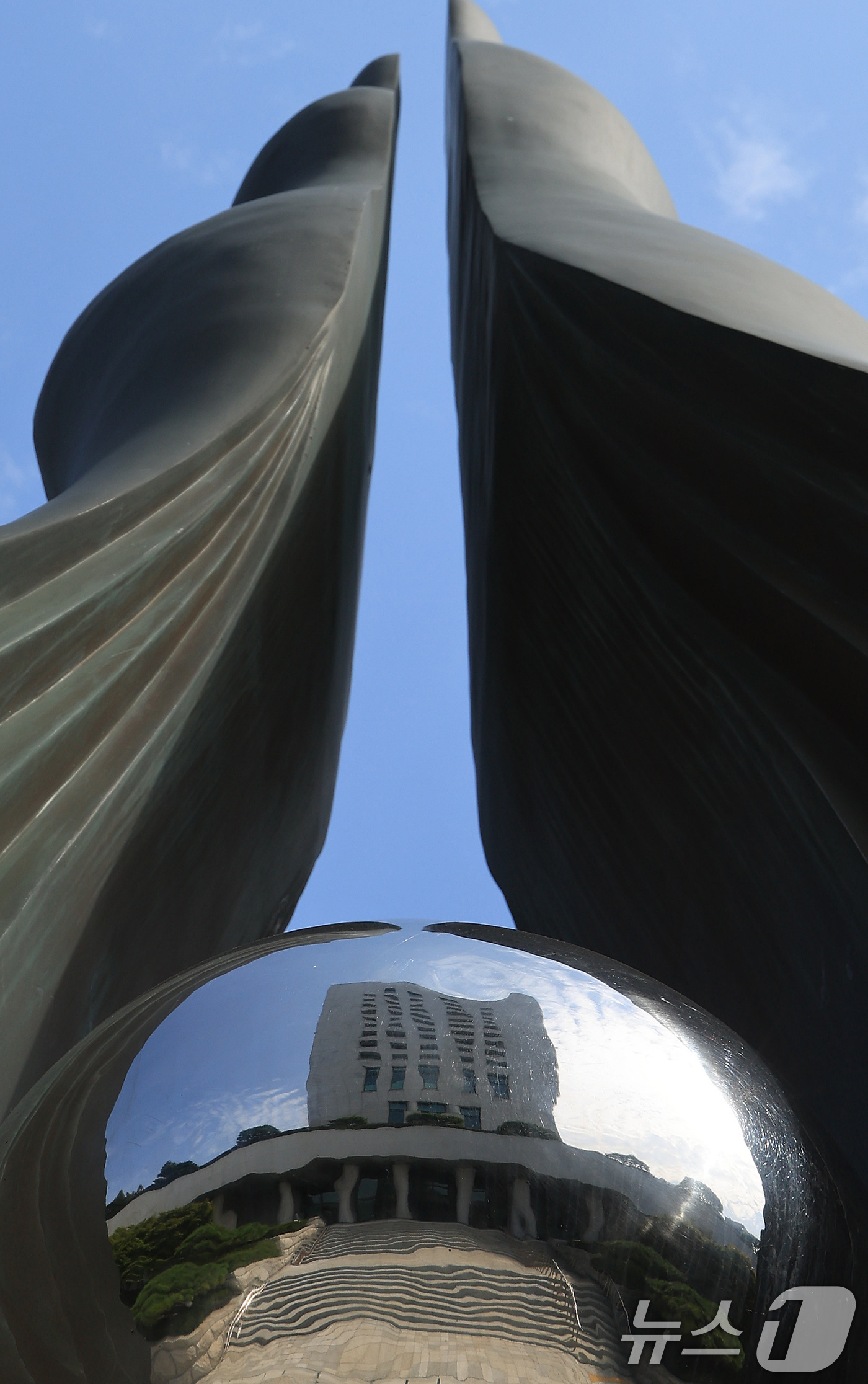 (서울=뉴스1) 이호윤 기자 = 이재명 정부 출범 이후 첫 정부조직법 개정안이 지난달 30일 통과해 국무회의에서 의결되면서 내년 10월 검찰청이 78년 만에 폐지된다. 이에 김건희 …