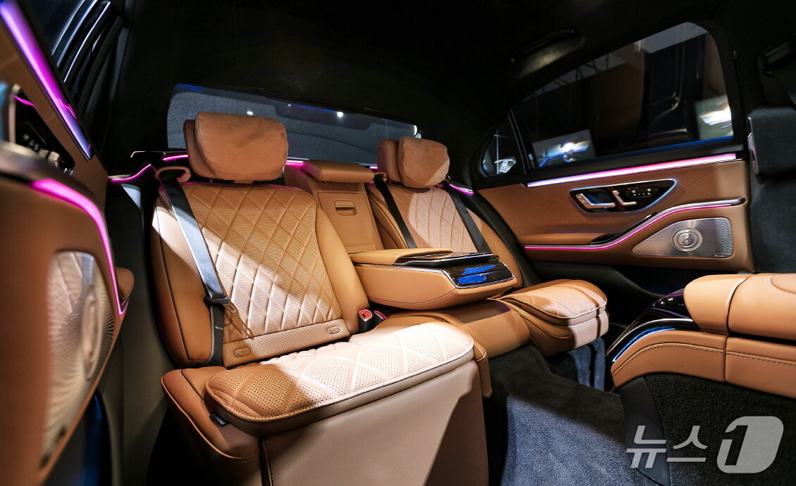 본문 이미지 -   메르세데스-벤츠의 플래그십 세단 S-클래스 뒷좌석&#40;벤츠 제공&#41; 