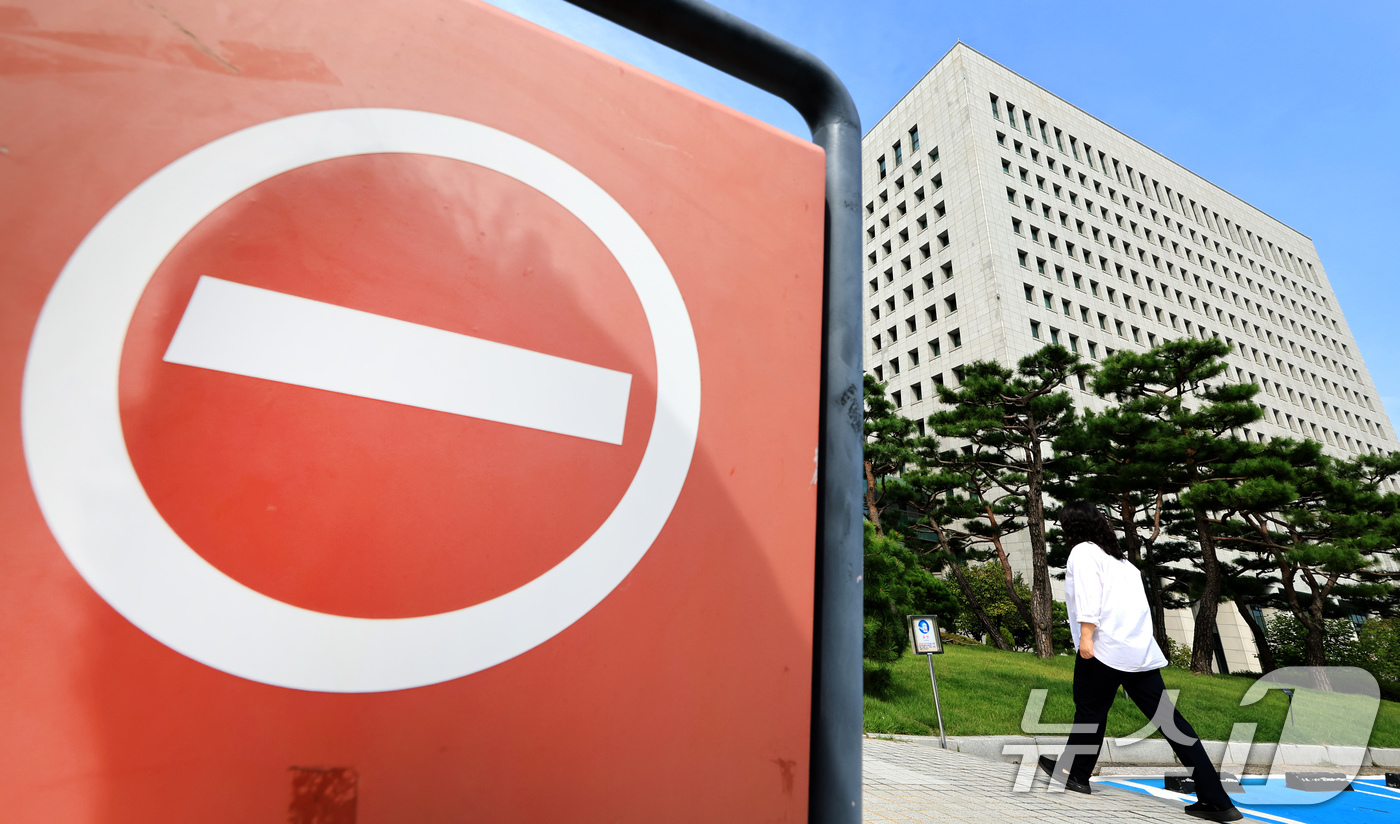 (서울=뉴스1) 이호윤 기자 = 이재명 정부 출범 이후 첫 정부조직법 개정안이 지난달 30일 통과해 국무회의에서 의결되면서 내년 10월 검찰청이 78년 만에 폐지된다. 이에 김건희 …