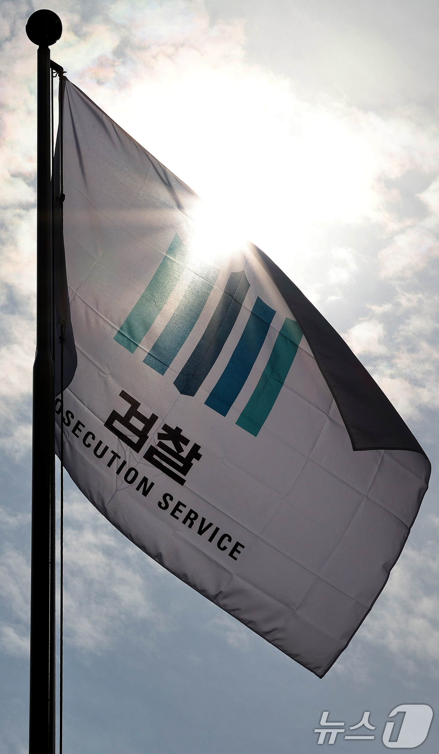 (서울=뉴스1) 이호윤 기자 = 이재명 정부 출범 이후 첫 정부조직법 개정안이 지난달 30일 통과해 국무회의에서 의결되면서 내년 10월 검찰청이 78년 만에 폐지된다. 이에 김건희 …