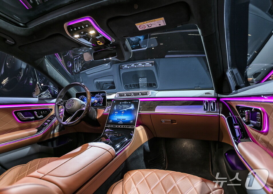 본문 이미지 -  메르세데스-벤츠의 플래그십 세단 S-클래스 실내 인테리어.&#40;벤츠 제공&#41;
