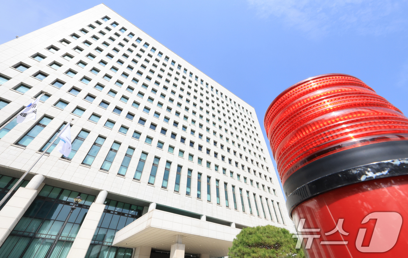 (서울=뉴스1) 이호윤 기자 = 이재명 정부 출범 이후 첫 정부조직법 개정안이 지난달 30일 통과해 국무회의에서 의결되면서 내년 10월 검찰청이 78년 만에 폐지된다. 이에 김건희 …