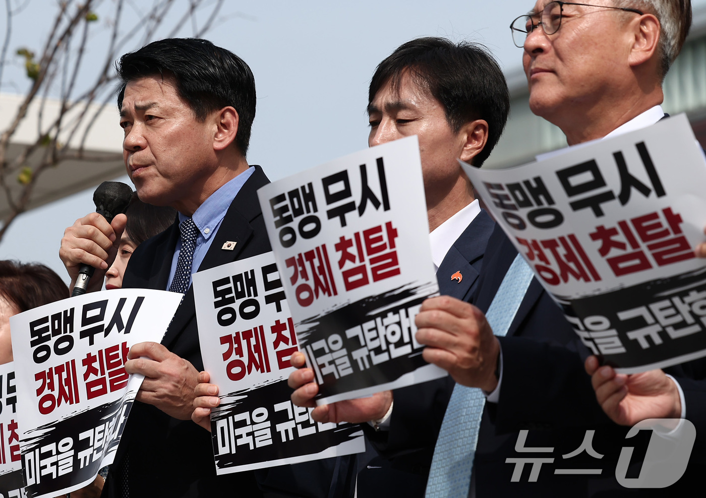 (서울=뉴스1) 김성진 기자 = 김준형 조국혁신당 의원이 2일 서울 종로구 주한미국대사관 앞에서 열린 미국의 부당한 대미투자 요구 철회 촉구 기자회견에서 발언하고 있다. 2025. …