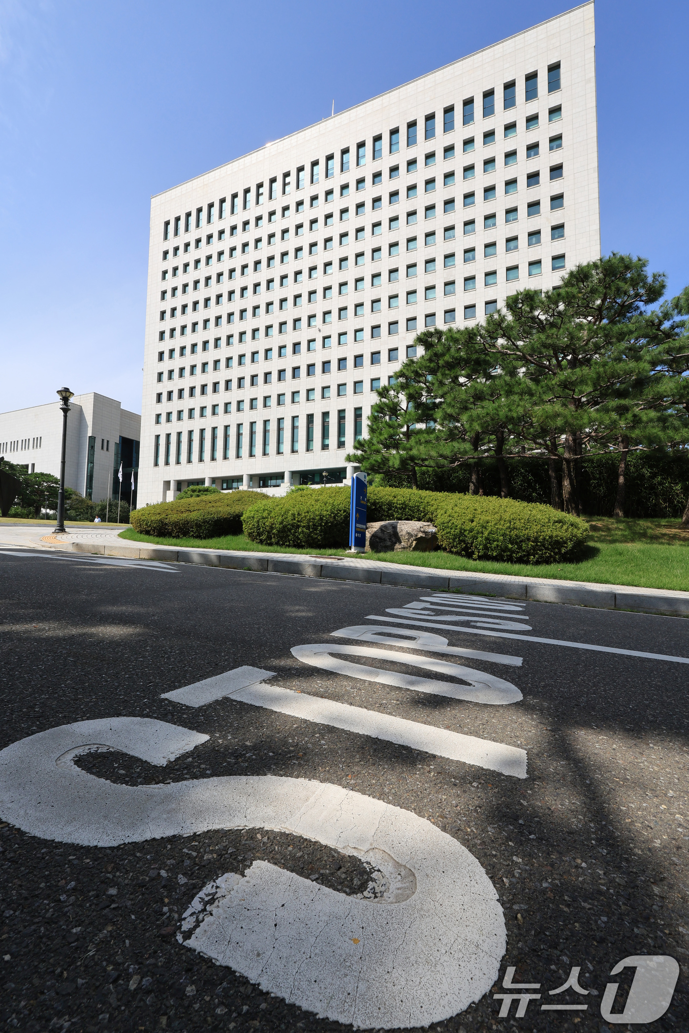 (서울=뉴스1) 이호윤 기자 = 이재명 정부 출범 이후 첫 정부조직법 개정안이 지난달 30일 통과해 국무회의에서 의결되면서 내년 9월 검찰청이 78년 만에 폐지된다. 이에 김건희 …