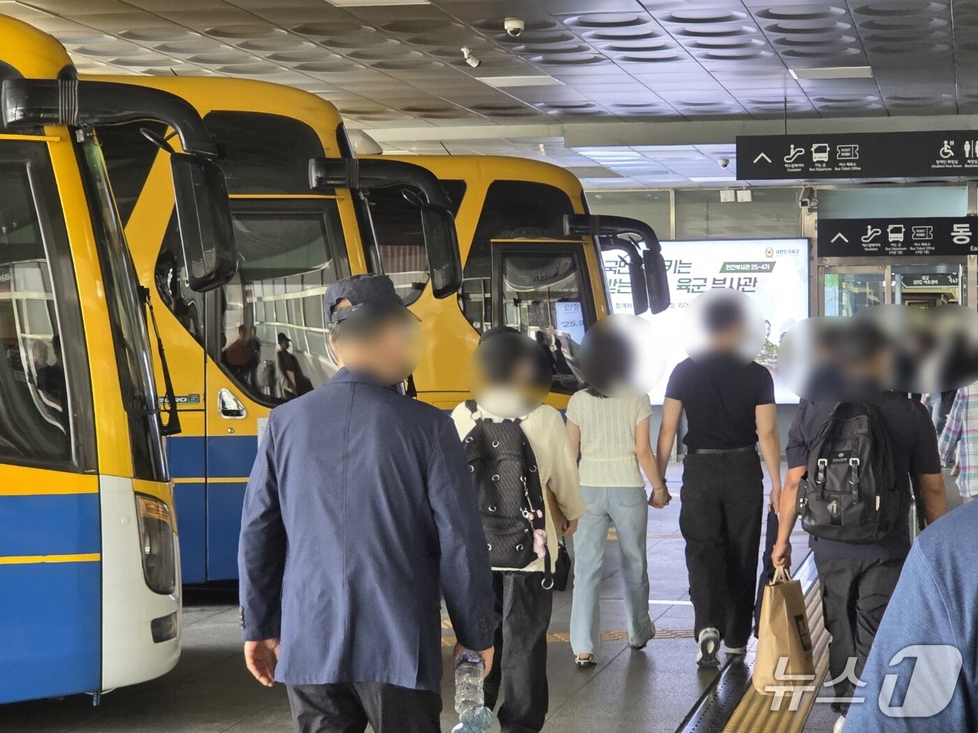 본문 이미지 - 추석 연휴를 앞두고 귀성 행렬이 시작된 2일 오전 일찍부터 대전복합터미널을 찾은 시민들이 이동하고 있다. ⓒ 뉴스1 김종서 기자