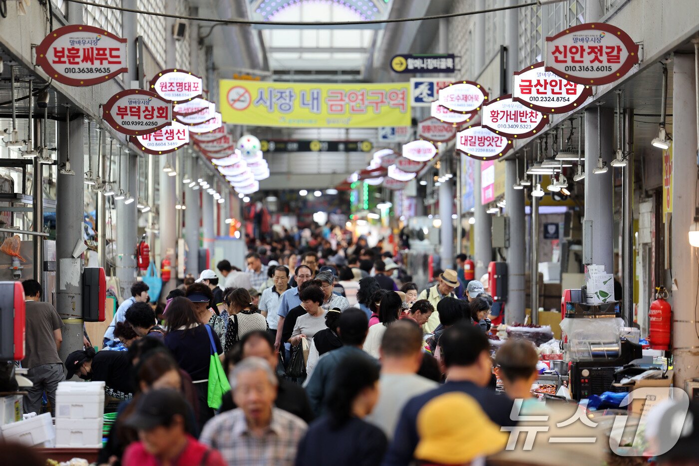 본문 이미지 - 최장 열흘에 달하는 추석 황금연휴를 앞둔 2일 오후 광주 북구 우산동 말바우시장 일대가 차례상을 차리기 위한 시민들로 북적이고 있다. 2025.10.2/뉴스1 ⓒ News1 박지현 기자