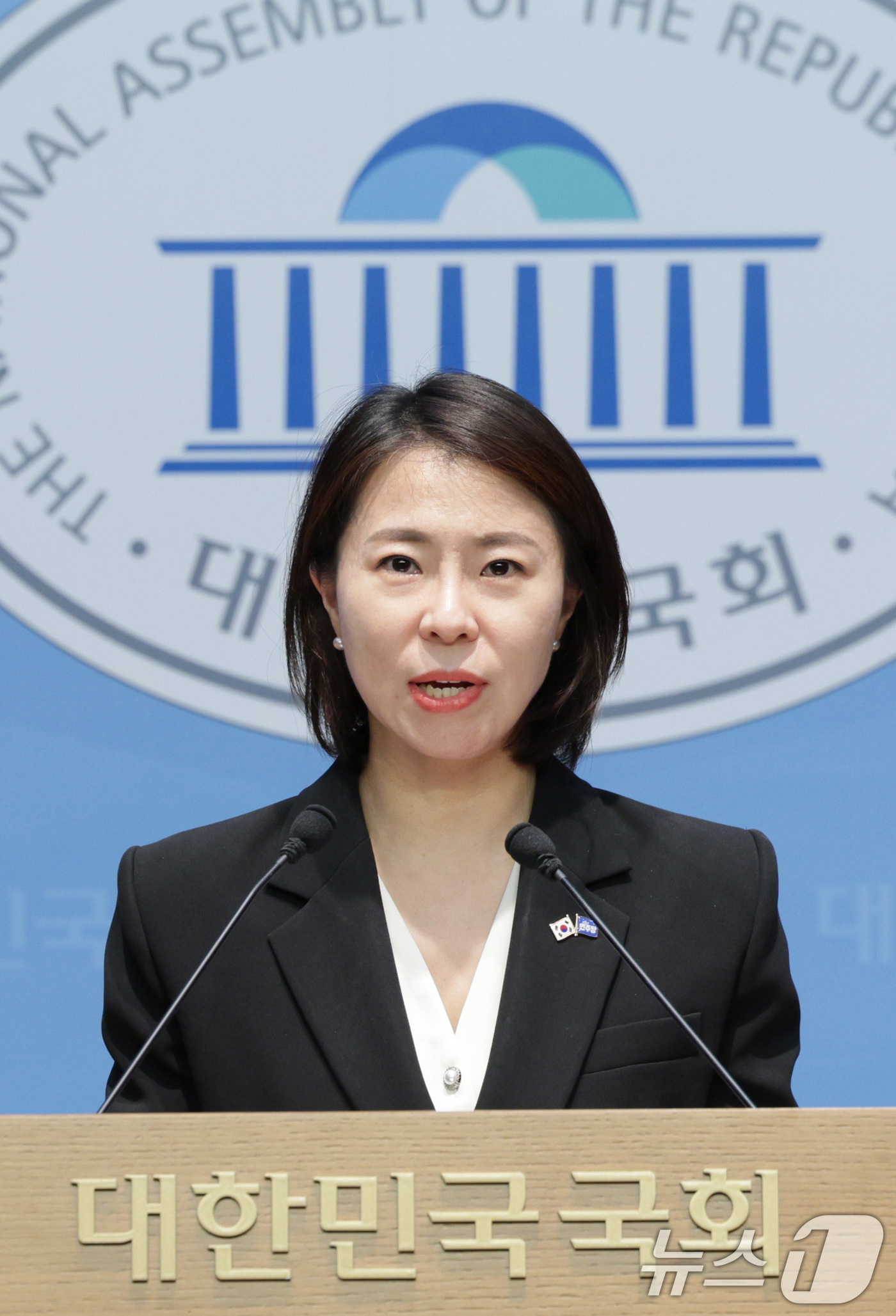 (서울=뉴스1) 신웅수 기자 = 김한나 더불어민주당 서울시당 윤리심판위원이 2일 서울 여의도 국회 소통관에서 김경 시의원 관련 조사 결과를 발표하고 있다.민주당 서울시당은 내년 지 …