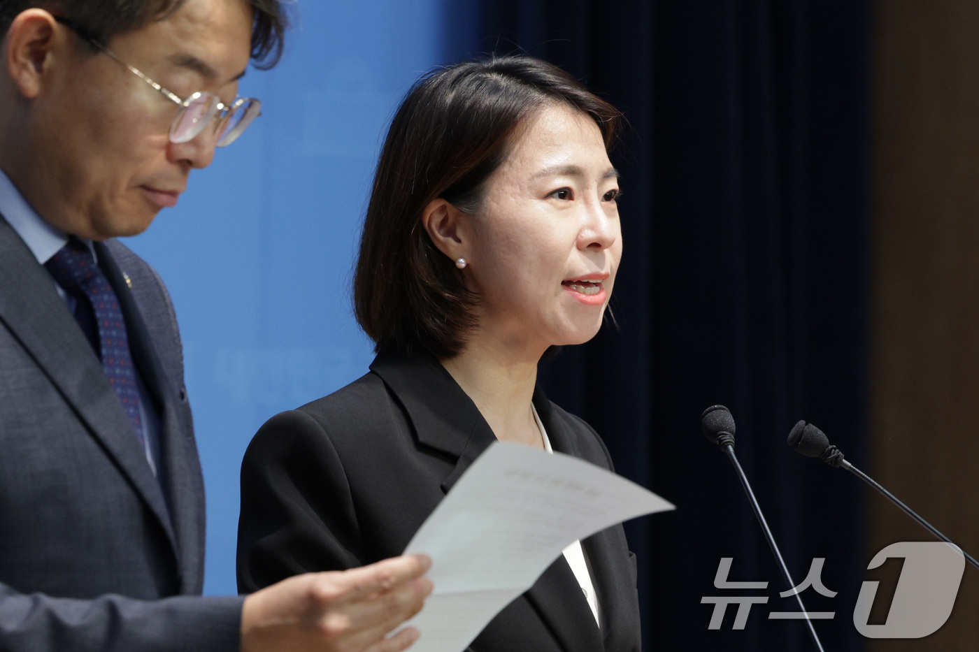 (서울=뉴스1) 신웅수 기자 = 김한나 더불어민주당 서울시당 윤리심판위원이 2일 서울 여의도 국회 소통관에서 김경 시의원 관련 조사 결과를 발표하고 있다.민주당 서울시당은 내년 지 …