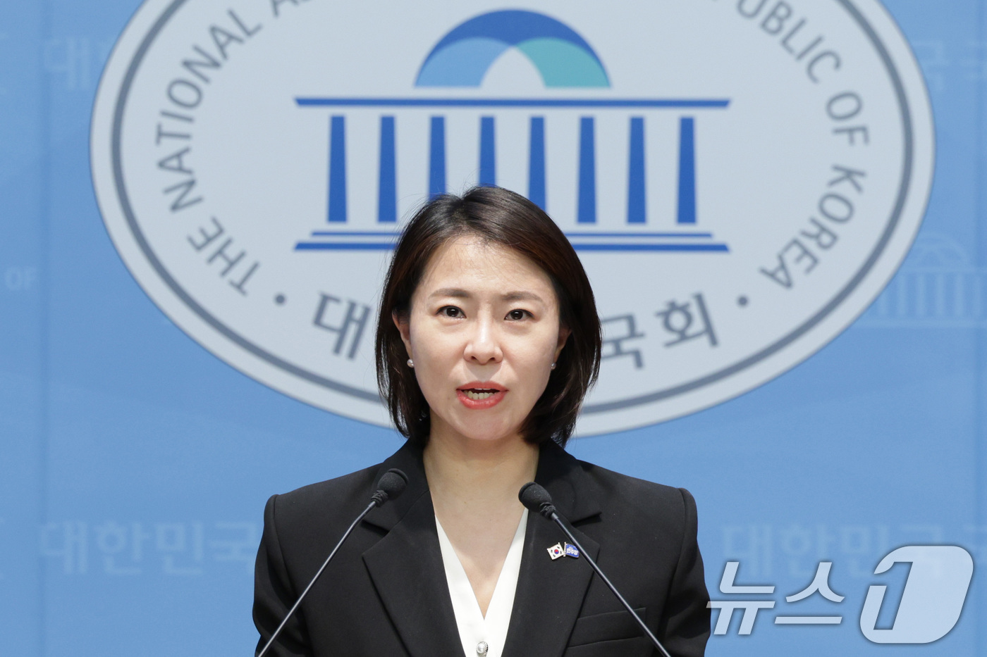 (서울=뉴스1) 신웅수 기자 = 김한나 더불어민주당 서울시당 윤리심판위원이 2일 서울 여의도 국회 소통관에서 김경 시의원 관련 조사 결과를 발표하고 있다.민주당 서울시당은 내년 지 …