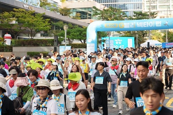 본문 이미지 - 넥타이 런에 참가한 시민들이 코스를 달리며 축제를 즐기고 있다. &#40;제공=빅워크&#41;