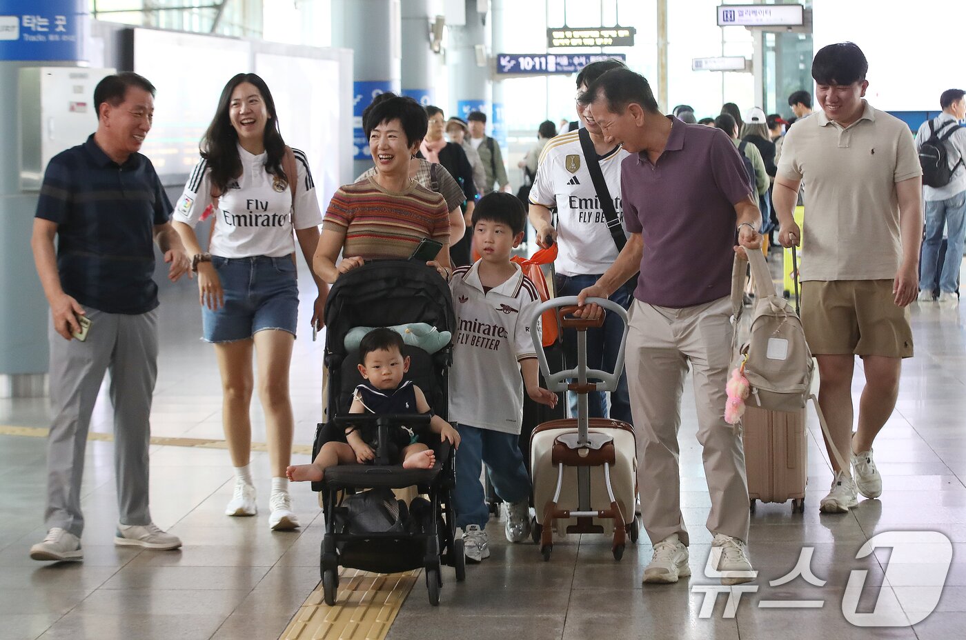 본문 이미지 - 추석 연휴를 하루 앞둔 2일 오후 부산 동구 부산역에 마중 나온 할아버지와 할머니가 일찍 귀성한 아들 부부와 손주를 반기며 환하게 웃고 있다. 2025.10.2/뉴스1 ⓒ News1 윤일지 기자