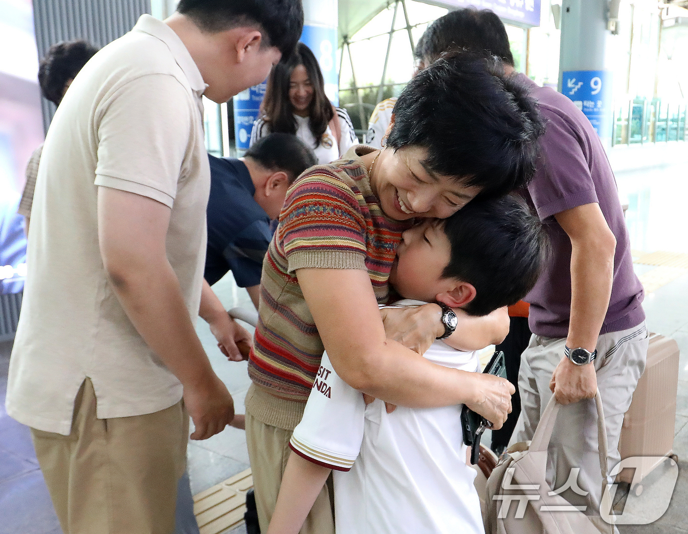 (부산=뉴스1) 윤일지 기자 = 추석 연휴를 하루 앞둔 2일 오후 부산 동구 부산역에 마중 나온 할아버지와 할머니가 일찍 귀성한 아들 부부와 손주를 반기며 환하게 웃고 있다.  2 …