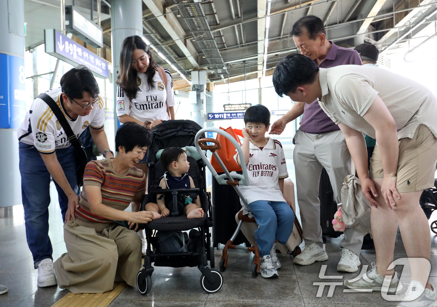 (부산=뉴스1) 윤일지 기자 = 추석 연휴를 하루 앞둔 2일 오후 부산 동구 부산역에 마중 나온 할아버지와 할머니가 일찍 귀성한 아들 부부와 손주를 반기며 환하게 웃고 있다.  2 …