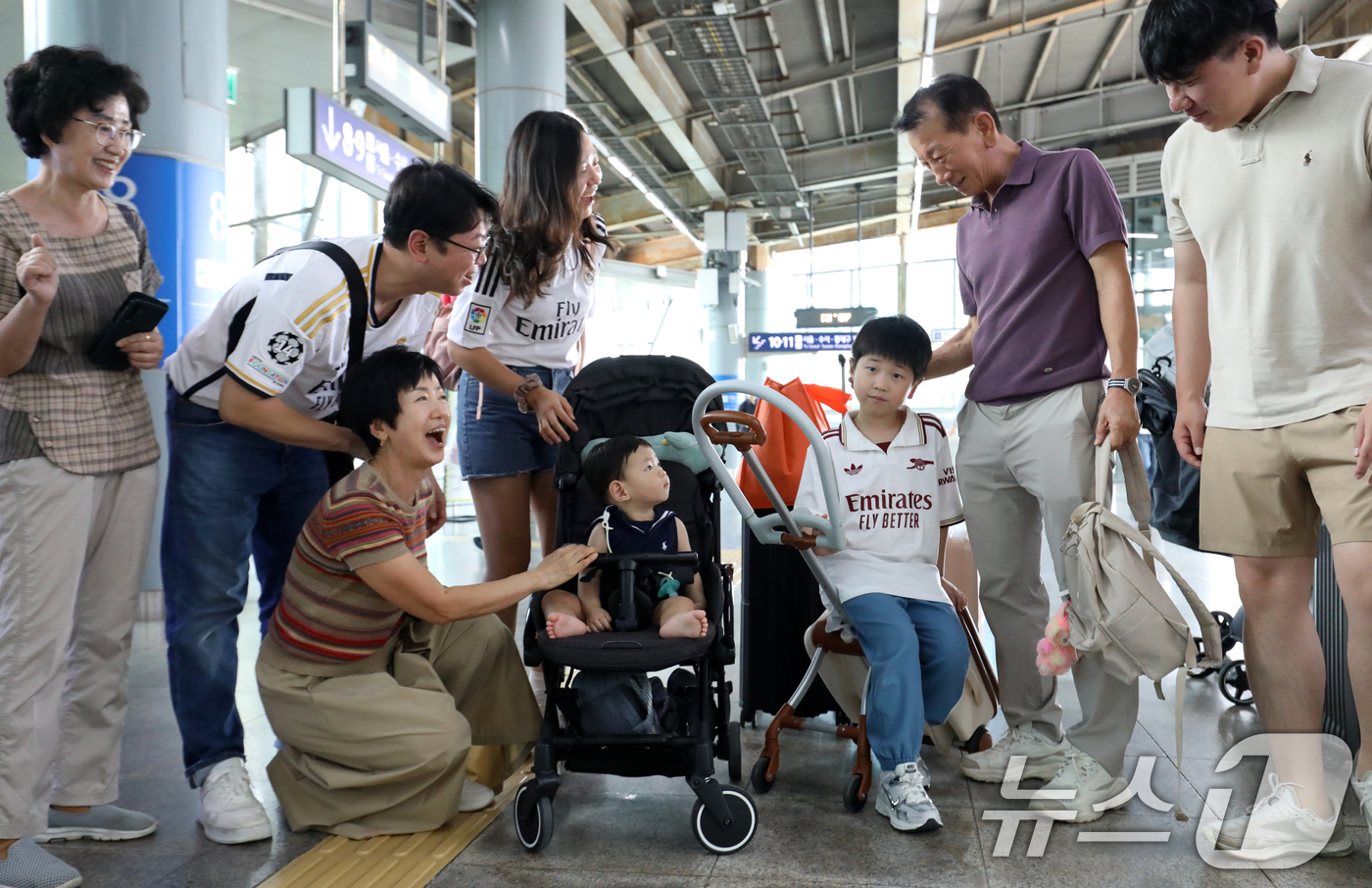 (부산=뉴스1) 윤일지 기자 = 추석 연휴를 하루 앞둔 2일 오후 부산 동구 부산역에 마중 나온 할아버지와 할머니가 일찍 귀성한 아들 부부와 손주를 반기며 환하게 웃고 있다.  2 …