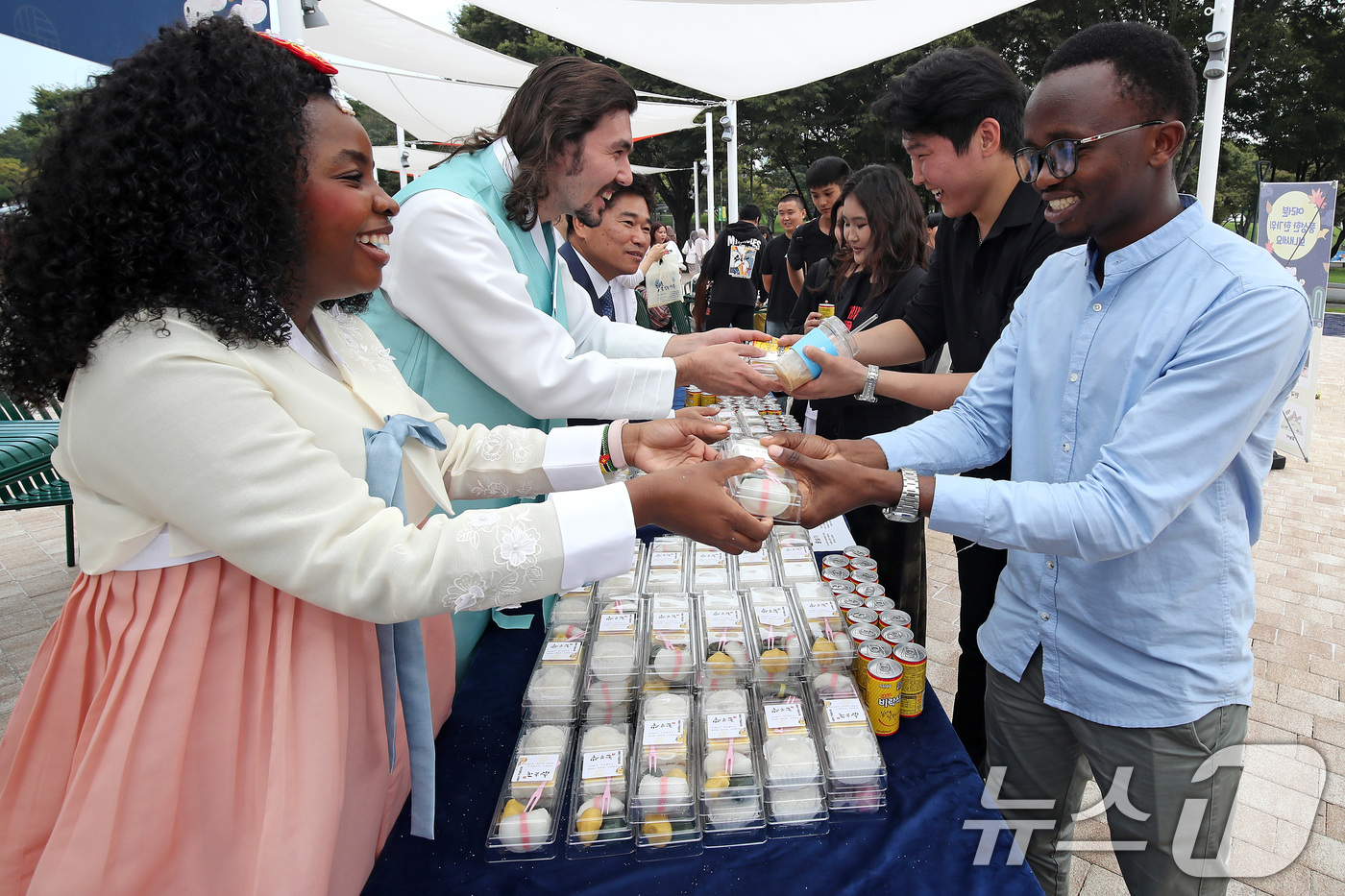 (경산=뉴스1) 공정식 기자 = 추석 연휴를 앞두고 2일 오후 경북 경산시 대구대학교 경산캠퍼스에서 열린 '추석 명절맞이 나눔 행사'에 외국인 유학생들이 줄지어 떡과 음료를 받고 …