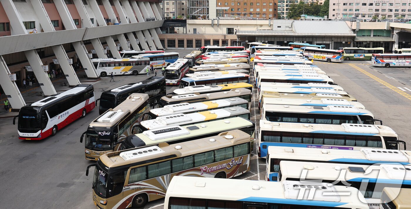 본문 이미지 - 추석 연휴를 하루 앞둔 2일 오후 서울 서초구 고속버스터미널에 귀성객들을 수송할 버스가 줄지어 세워져 있다. 2025.10.2/뉴스1 ⓒ News1 장수영 기자