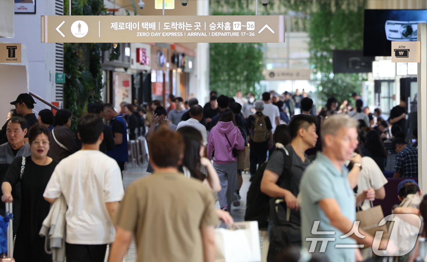 본문 이미지 - 추석 연휴를 하루 앞둔 2일 오후 서울 서초구 고속버스터미널이 귀성객들로 붐비고 있다. 2025.10.2/뉴스1 ⓒ News1 장수영 기자