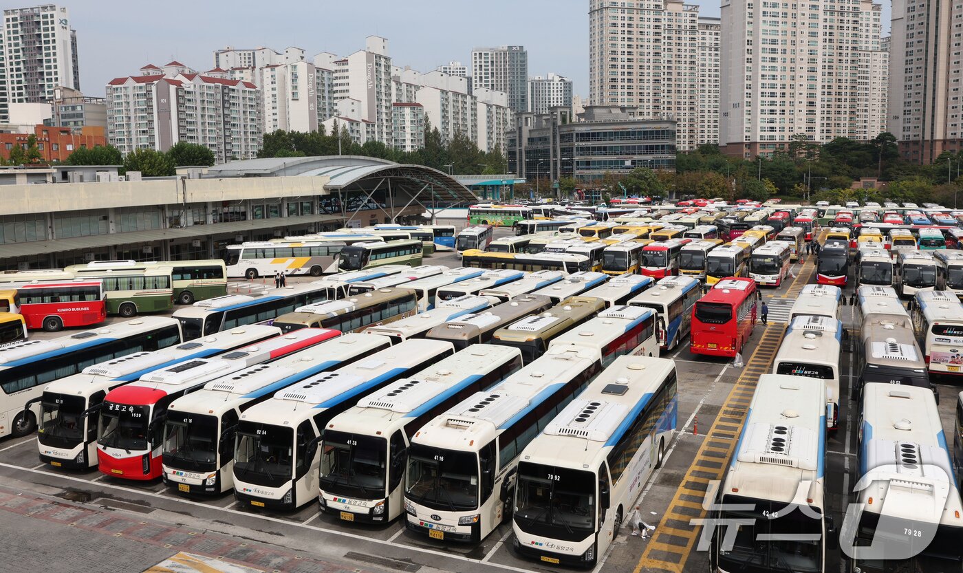 본문 이미지 - 추석 연휴를 하루 앞둔 2일 오후 서울 서초구 고속버스터미널에 귀성객들을 수송할 버스가 줄지어 세워져 있다. 2025.10.2/뉴스1 ⓒ News1 장수영 기자