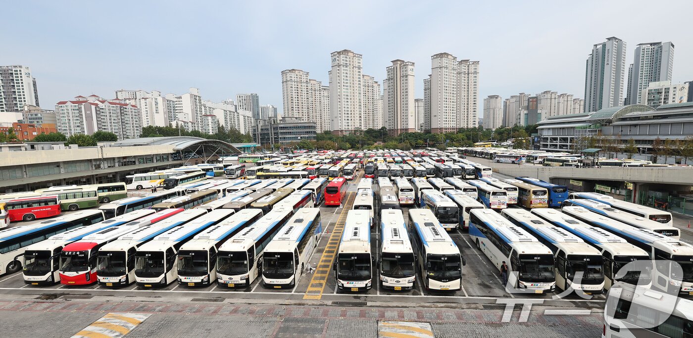 본문 이미지 - 추석 연휴를 하루 앞둔 2일 오후 서울 서초구 고속버스터미널에 귀성객들을 수송할 버스가 줄지어 세워져 있다. 2025.10.2/뉴스1 ⓒ News1 장수영 기자