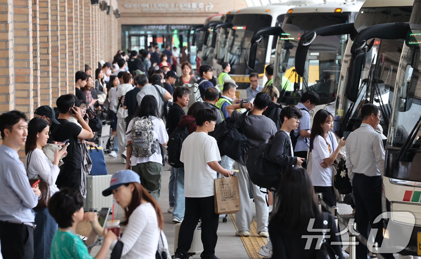 본문 이미지 - 추석 연휴를 하루 앞둔 2일 오후 서울 서초구 고속버스터미널에서 귀성객들이 버스에 탑승하고 있다. 2025.10.2/뉴스1 ⓒ News1 장수영 기자