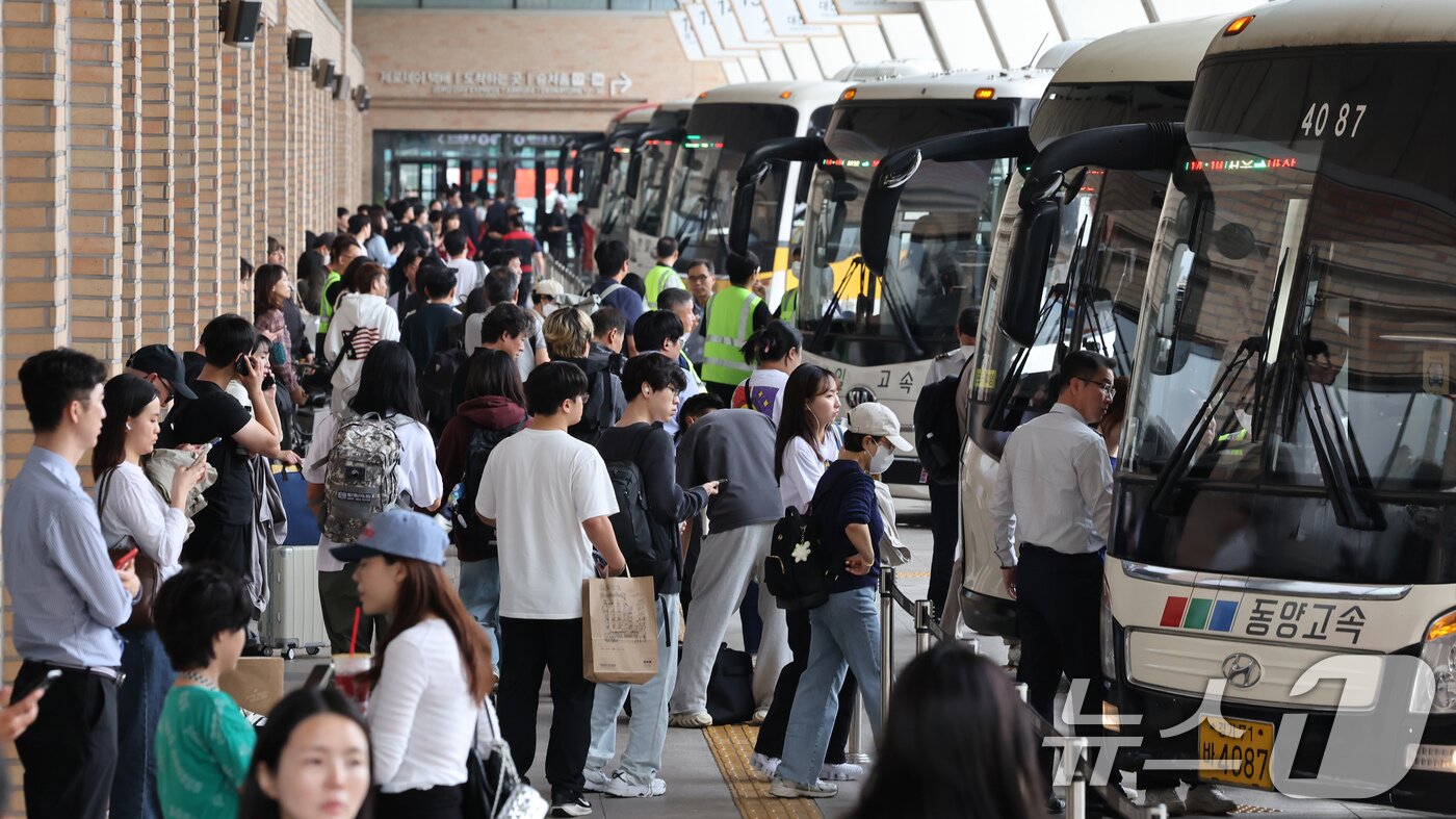 본문 이미지 - 추석 연휴를 하루 앞둔 2일 오후 서울 서초구 고속버스터미널에서 귀성객들이 버스에 탑승하고 있다. 2025.10.2/뉴스1 ⓒ News1 장수영 기자