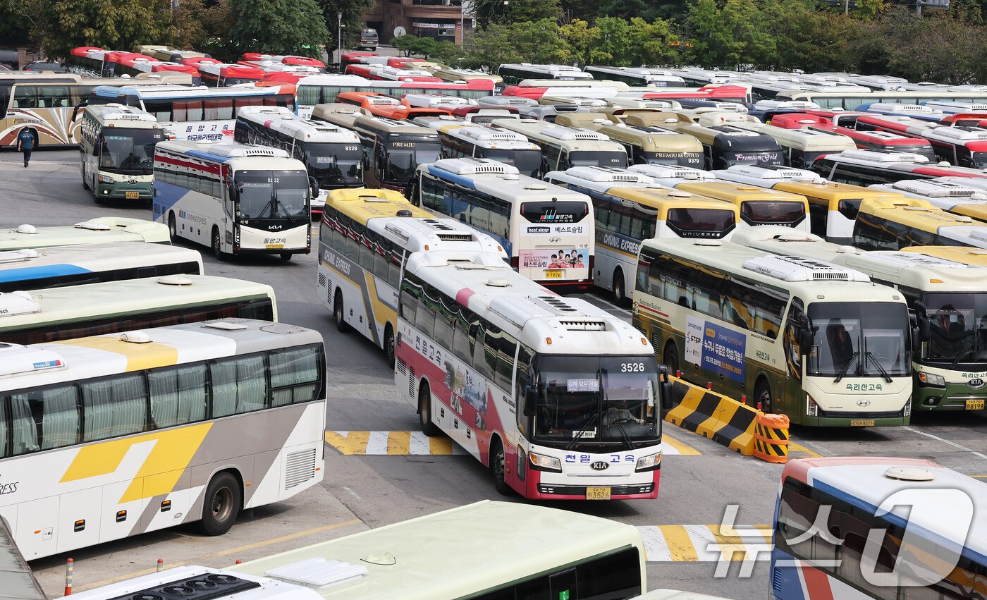 본문 이미지 - 추석 연휴를 하루 앞둔 2일 오후 서울 서초구 고속버스터미널에 귀성객들을 수송할 버스가 줄지어 세워져 있다. 2025.10.2/뉴스1 ⓒ News1 장수영 기자