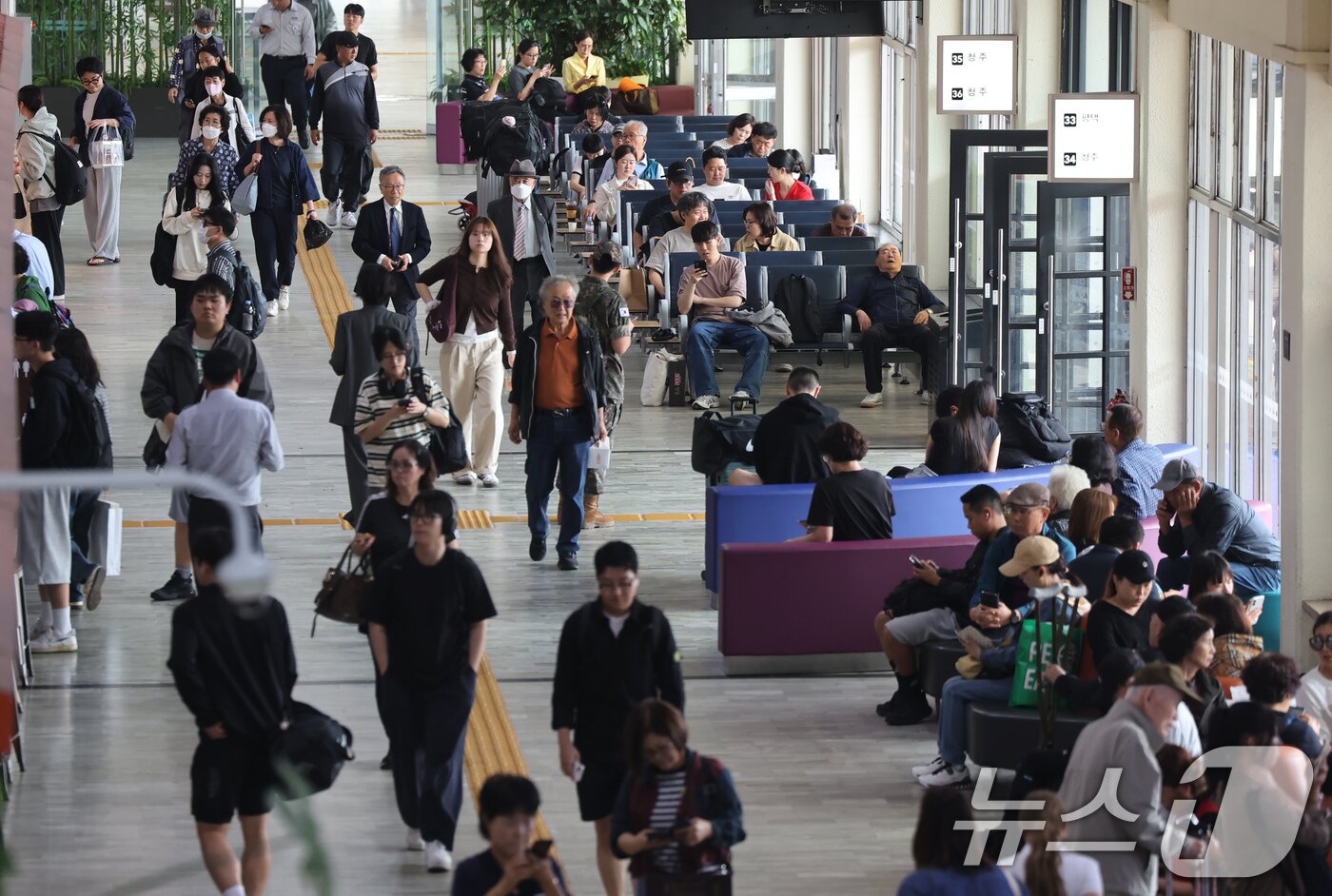 본문 이미지 - 추석 연휴를 하루 앞둔 2일 오후 서울 서초구 고속버스터미널이 귀성객들로 붐비고 있다. 2025.10.2/뉴스1 ⓒ News1 장수영 기자