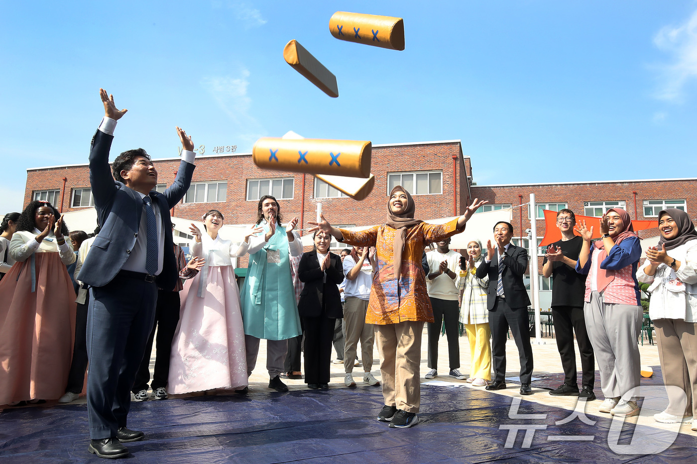 (경산=뉴스1) 공정식 기자 = 추석 연휴를 앞두고 2일 오후 경북 경산시 대구대학교 경산캠퍼스에서 열린 '추석 명절맞이 나눔 행사'에서 박순진 총장(왼쪽)과 외국인 유학생들이 윷 …