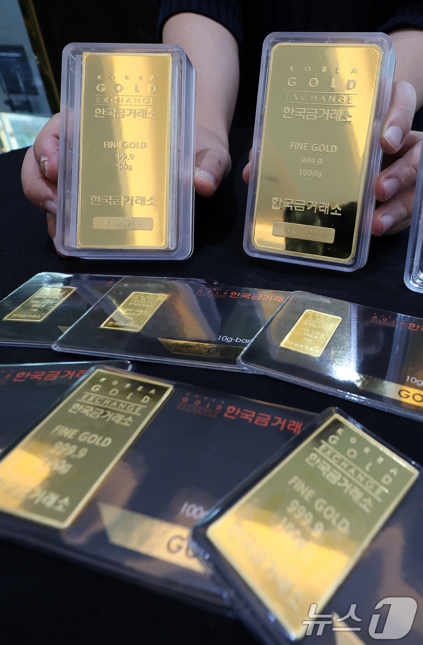 (서울=뉴스1) 박지혜 기자 = 국제 금 시세가 또다시 사상 최고치를 경신했다. 미국 연방정부의 셧다운(일시적 업무 정지) 사태로 안전자산 선호가 커진 것이 주요 배경으로 분석된다 …