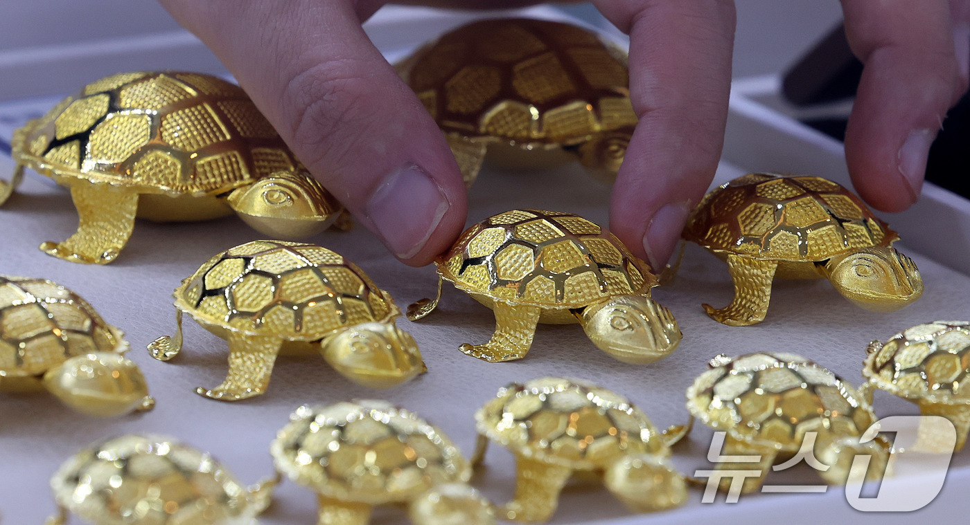 (서울=뉴스1) 박지혜 기자 = 국제 금 시세가 또다시 사상 최고치를 경신했다. 미국 연방정부의 셧다운(일시적 업무 정지) 사태로 안전자산 선호가 커진 것이 주요 배경으로 분석된다 …