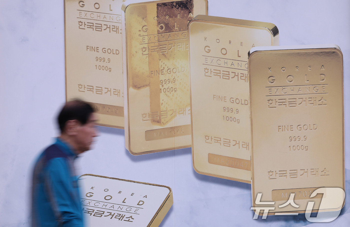 (서울=뉴스1) 박지혜 기자 = 국제 금 시세가 또다시 사상 최고치를 경신했다. 미국 연방정부의 셧다운(일시적 업무 정지) 사태로 안전자산 선호가 커진 것이 주요 배경으로 분석된다 …