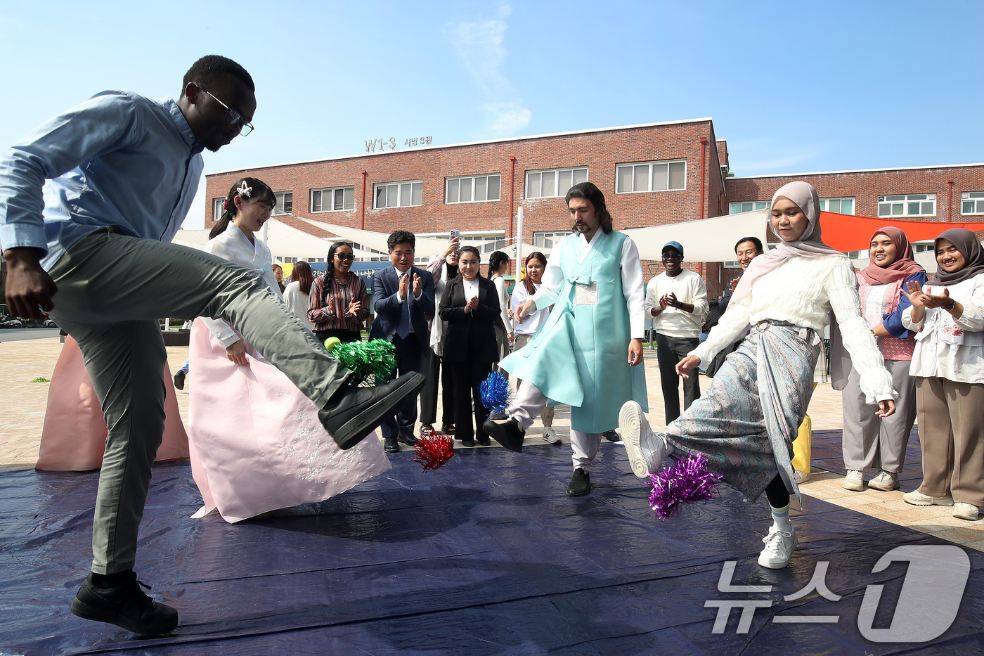 (경산=뉴스1) 공정식 기자 = 추석 연휴를 앞두고 2일 오후 경북 경산시 대구대학교 경산캠퍼스에서 열린 '추석 명절맞이 나눔 행사'에서 외국인 유학생들이 제기차기를 즐기고 있다. …