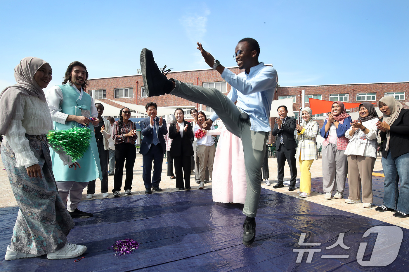 (경산=뉴스1) 공정식 기자 = 추석 연휴를 앞두고 2일 오후 경북 경산시 대구대학교 경산캠퍼스에서 열린 '추석 명절맞이 나눔 행사'에서 외국인 유학생들이 제기차기를 즐기고 있다. …