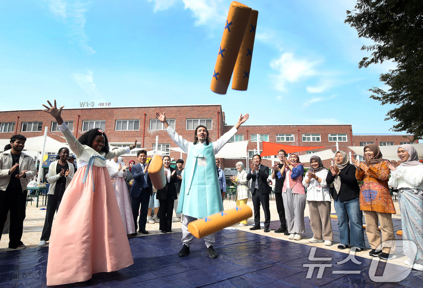 (경산=뉴스1) 공정식 기자 = 추석 연휴를 앞두고 2일 오후 경북 경산시 대구대학교 경산캠퍼스에서 열린 '추석 명절맞이 나눔 행사'에서 외국인 유학생들이 윷놀이를 즐기고 있다. …