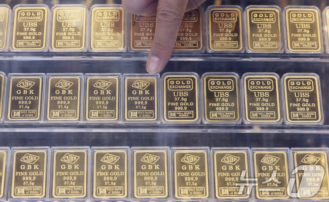 (서울=뉴스1) 박지혜 기자 = 국제 금 시세가 또다시 사상 최고치를 경신했다. 미국 연방정부의 셧다운(일시적 업무 정지) 사태로 안전자산 선호가 커진 것이 주요 배경으로 분석된다 …