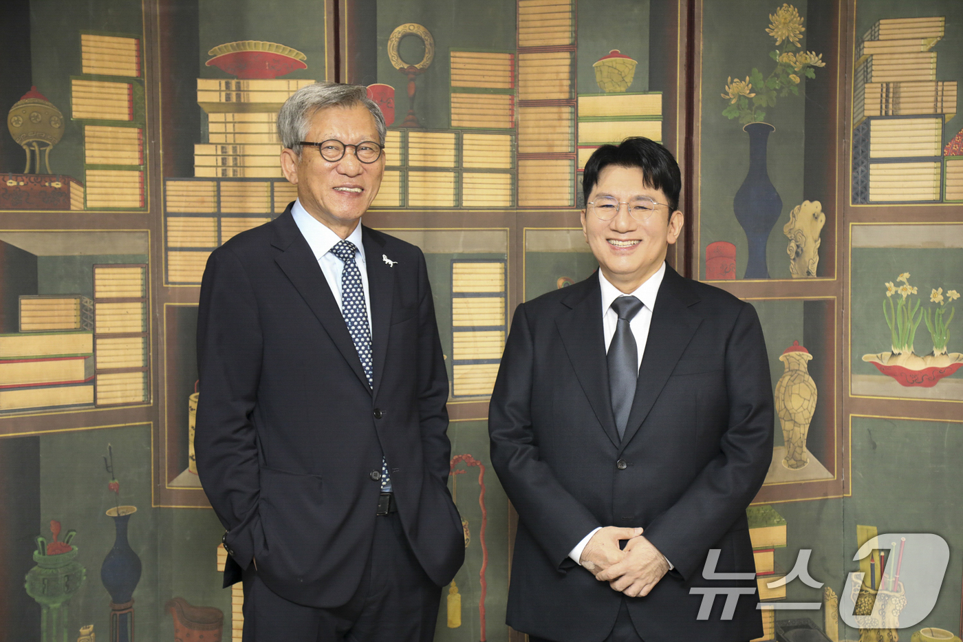 (서울=뉴스1) = 유홍준 국립중앙박물관장(왼쪽), 방시혁 하이브 의장이 2일 서울 용산구 국립중앙박물관에서 기념 촬영을 하고 있다. (국립중앙박물관 제공. 재판매 및 DB 금지) …