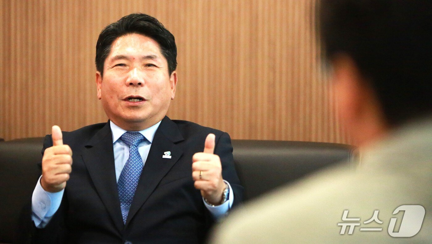 본문 이미지 - 김창규 제천시장이 뉴스1과 인터뷰하고 있다.2025.10.3/뉴스1 ⓒ News1 손도언 기자 