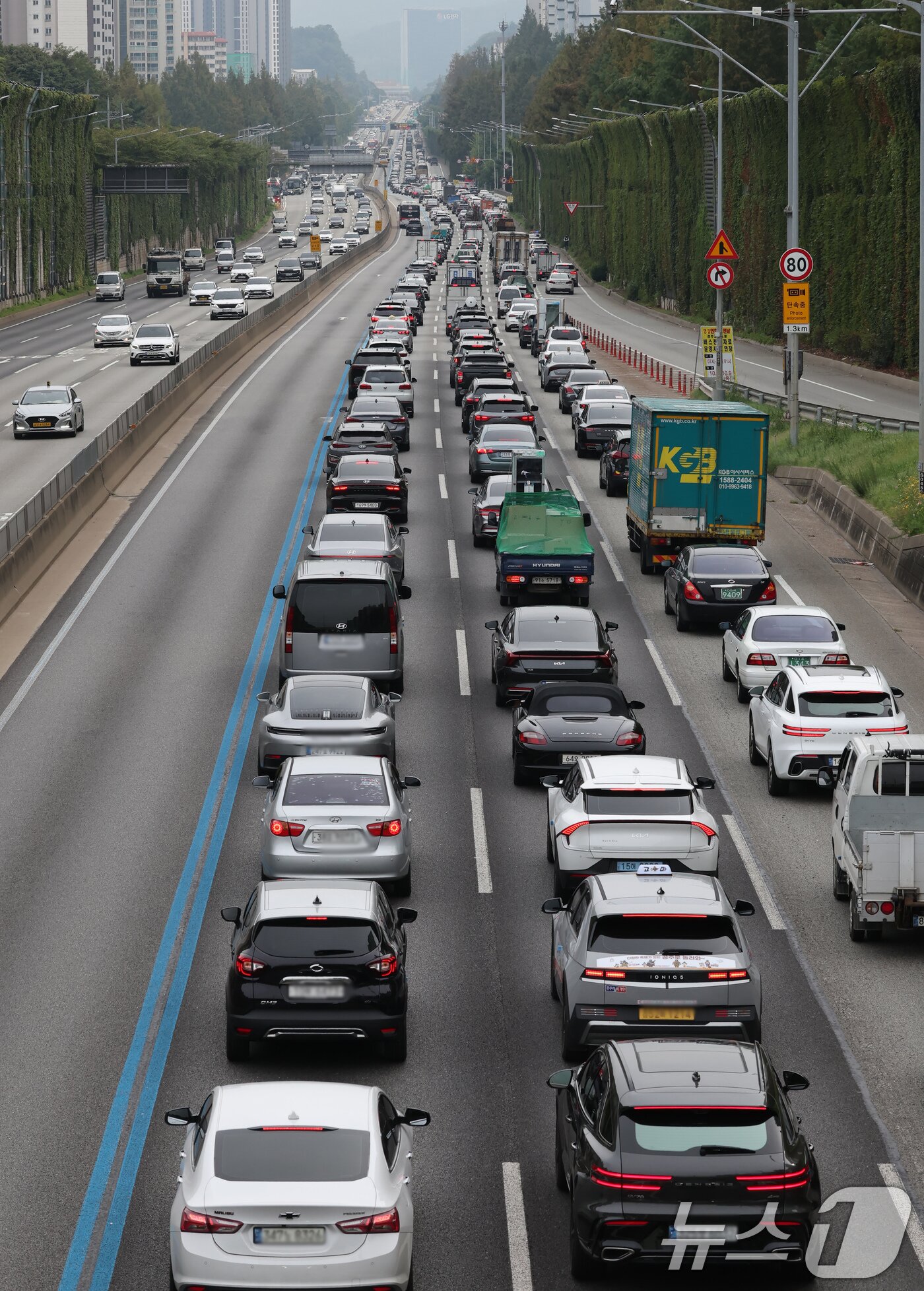 본문 이미지 - 추석 연휴를 하루 앞둔 2일 오후 서울 서초구 경부고속도로 잠원IC 부산방향이 귀성길을 떠나는 차량으로 정체되고 있다. 2025.10.2/뉴스1 ⓒ News1 장수영 기자