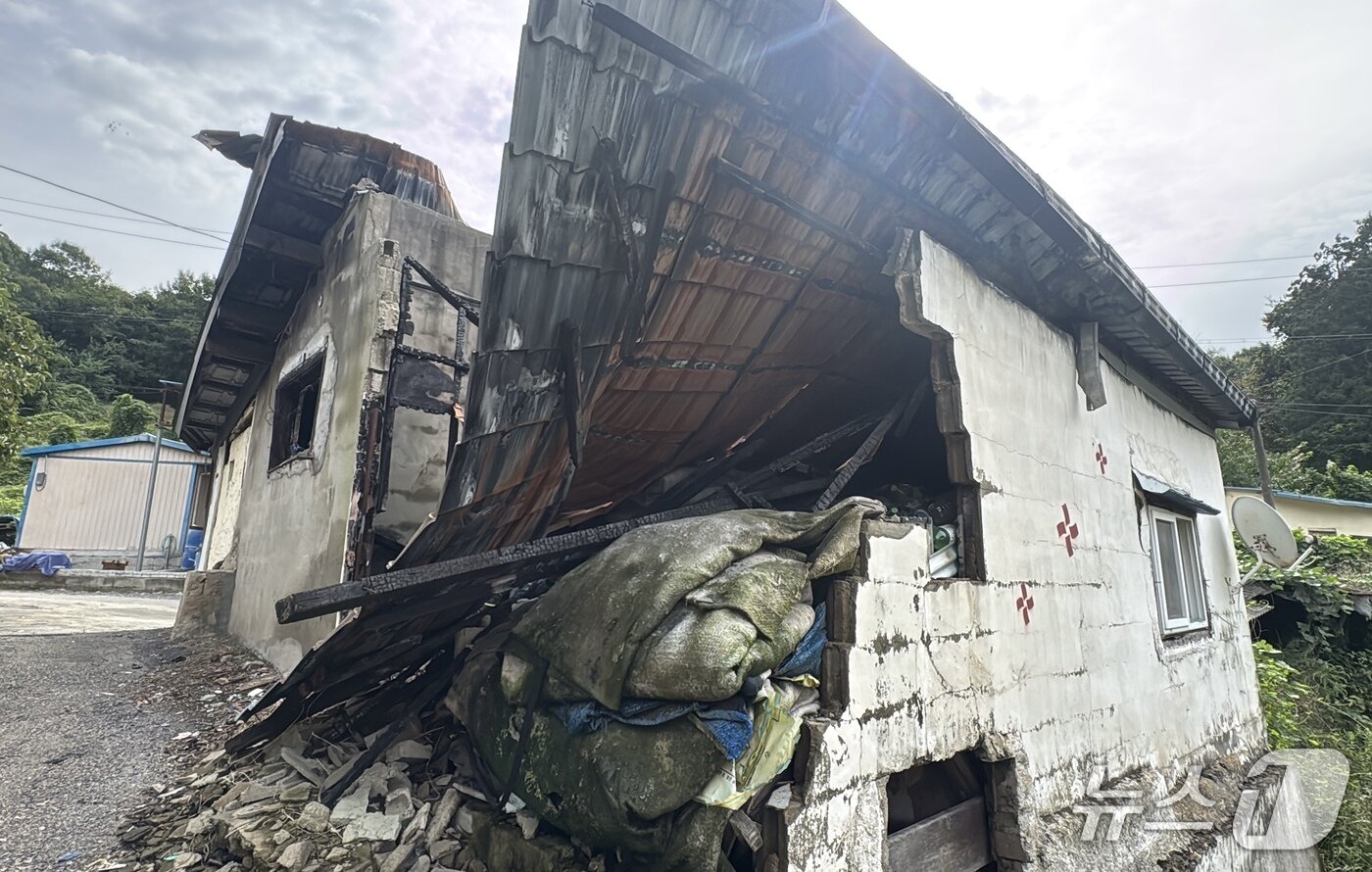 본문 이미지 - 전북 전주시 상림동 방마마을의 한 주택이 불에 탄 모습.2025.10.2/뉴스1 장수인기자