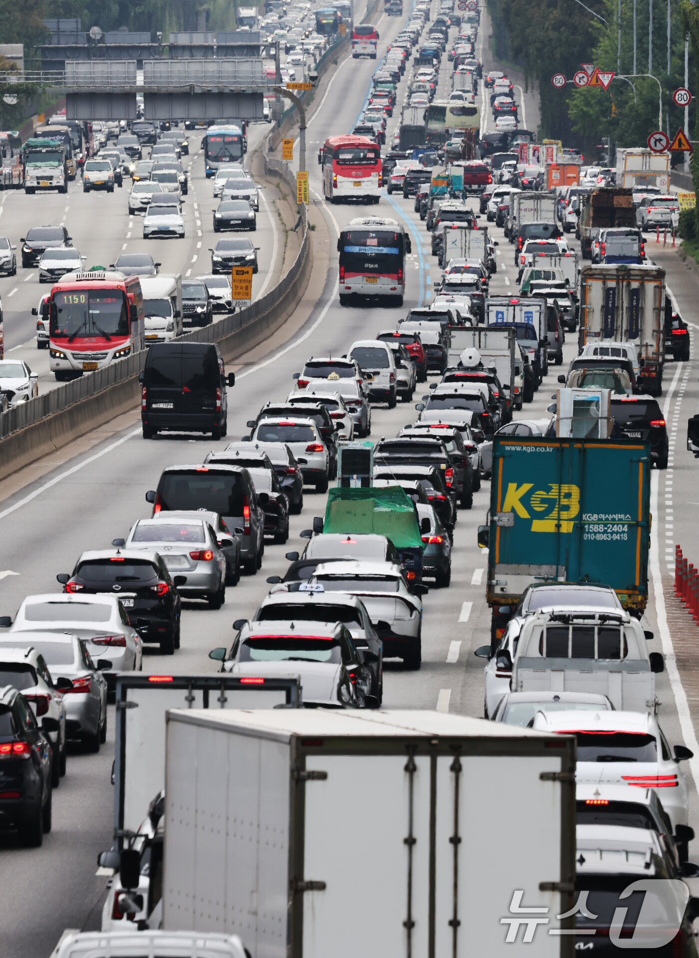 본문 이미지 - 추석 연휴를 하루 앞둔 2일 오후 서울 서초구 경부고속도로 잠원IC 부산방향이 귀성길을 떠나는 차량으로 정체되고 있다. 2025.10.2/뉴스1 ⓒ News1 장수영 기자