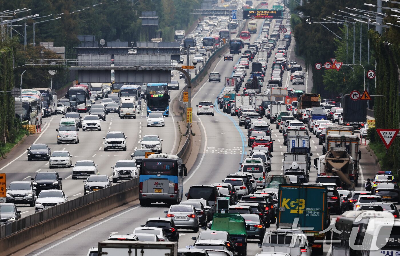 본문 이미지 - 추석 연휴를 하루 앞둔 2일 오후 서울 서초구 경부고속도로 잠원IC 부산방향이 귀성길을 떠나는 차량으로 정체되고 있다. 2025.10.2/뉴스1 ⓒ News1 장수영 기자