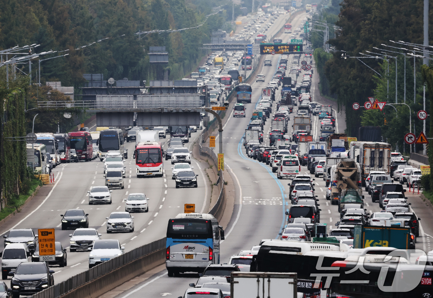 (서울=뉴스1) 장수영 기자 = 추석 연휴를 하루 앞둔 2일 오후 서울 서초구 경부고속도로 잠원IC 부산방향이 귀성길을 떠나는 차량으로 정체되고 있다. 2025.10.2/뉴스1